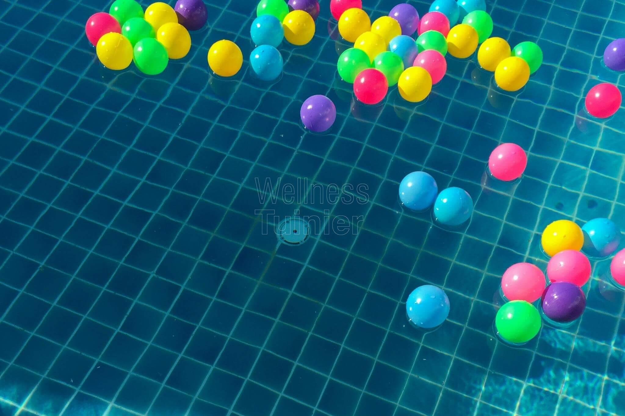 Een zwembad met bedieningspaneel; kleurtjes, muziek en/of dekzeil; bestaat dat?
